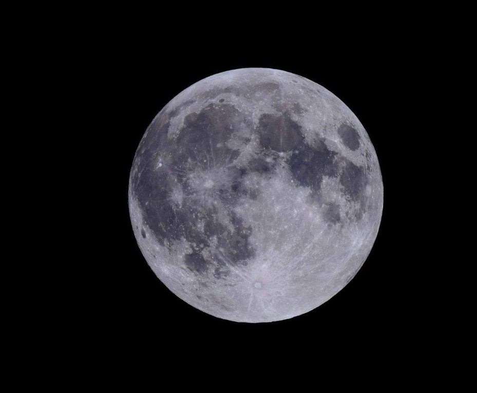 두둥실 추석 보름달에 두툼한 리스트를 펼쳐 소원을 빌어보자 / 사진=한국천문연구원 페이스북