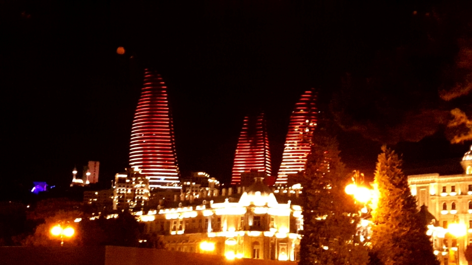 (아제르바이잔 수도 ‘바쿠’ 도심의 상징 3개의 빌딩, 거대한 석유불꽃들이 타오르고 있다. 사진=윤재훈 기자)