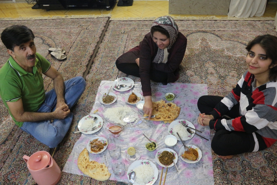 (상이 없는 소박한 이란의 전통식단. 사진=윤재훈 기자)