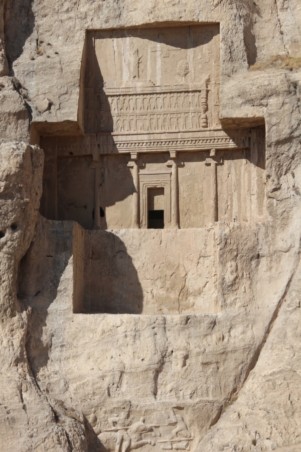 (아르타크세르크세스 암굴묘, 아래쪽에 사산왕조의 호르모즈드2세의 승리를 묘사한 부조. 촬영=윤재훈 기자)