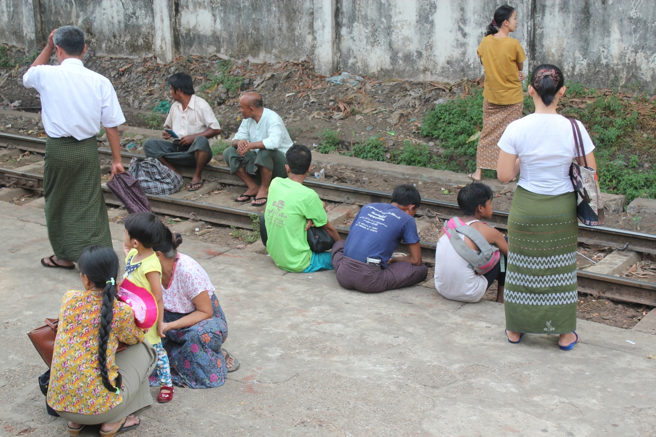 기차를 기다리는 사람들, 남자들이 입는 치마는 미얀마 전통의상 ‘론지’이다.