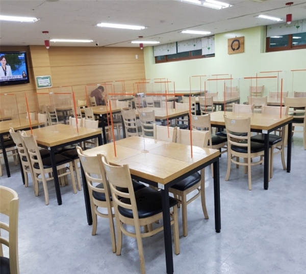 (노인복지센터 경로식당에 설치된 칸막이, 사진=서울시 제공)