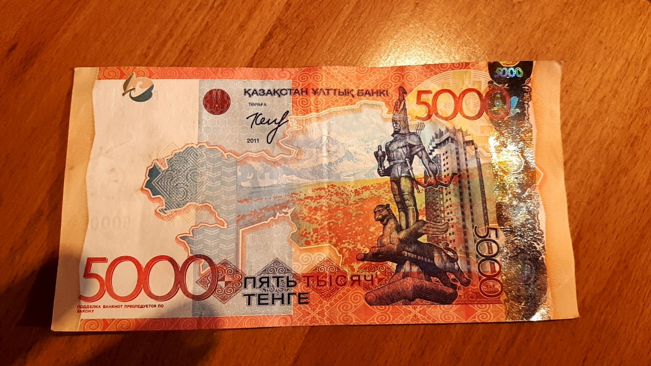 (광활한 대지와 러시아 시대 호텔이 그려진 카자흐스탄 지폐. 종이질과 형태가 유로와 많이 흡사하다. 촬영=윤재훈)