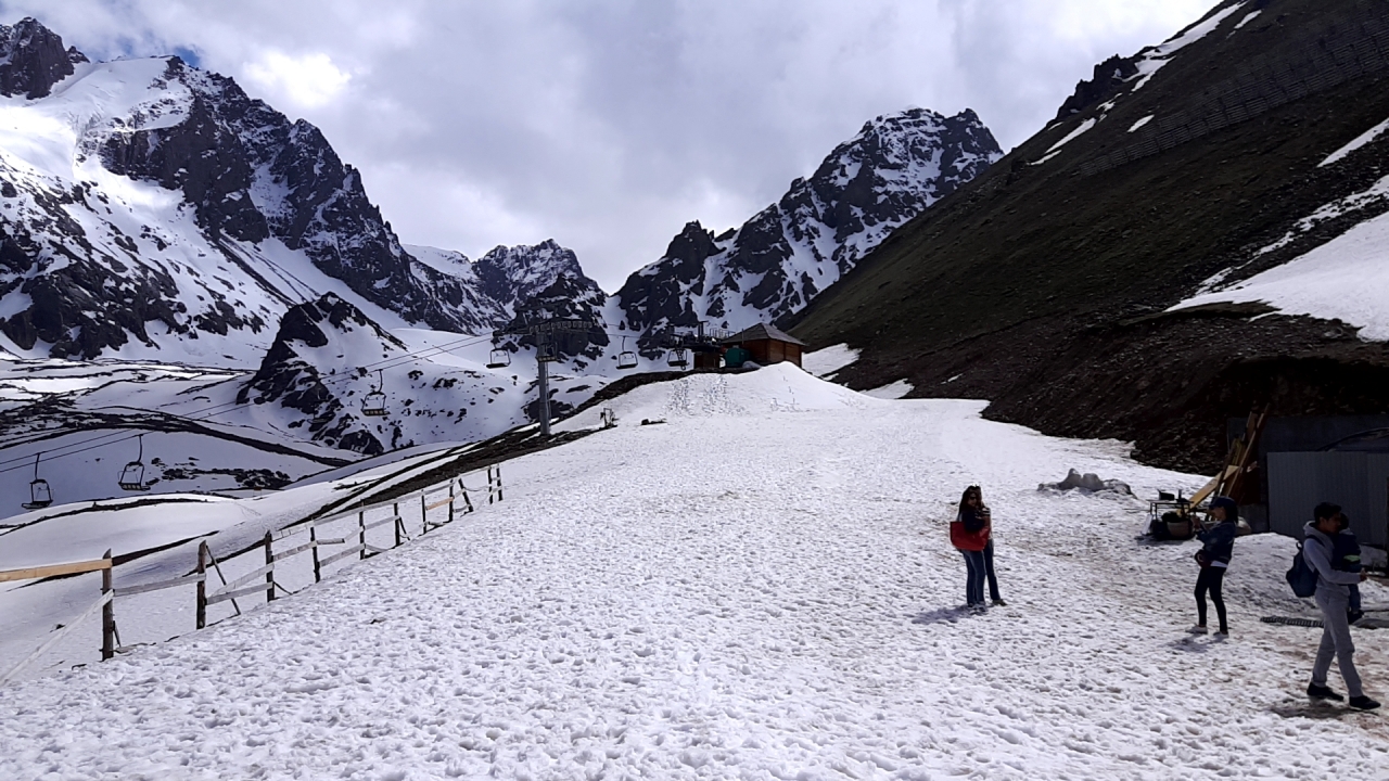 (‘3,200미터 일레 알라타우 산’의 정상에 있는 (침블라크chimblak) 스키장. 촬영=윤재훈)