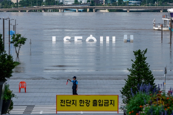 (여의나루역 앞 한강공원 잠겨있는 I SEOUL U. © Sungwoo Lee  Greenpeace)