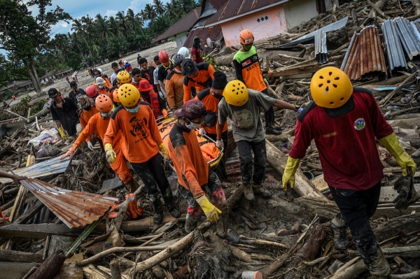 (인도네시아 남부지역 수색구조팀이 피해를 입은 주민들을 구조하는 모습. © Hariandi Hafid / Greenpeace)