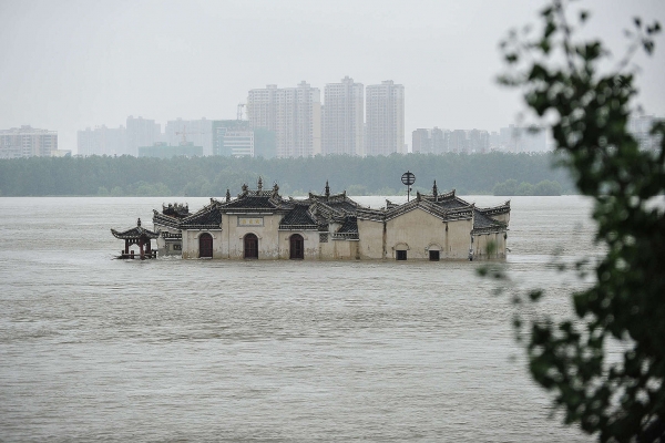 (700년 역사의 사원 ‘관인거’가 물에 잠겨 있는 모습. © STR/AFP Getty Images)<br>