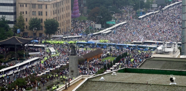 (8월 15일 서울 종로구 광화문 광장 주변에 모인 대규모 집회자들. 사진=뉴시스)