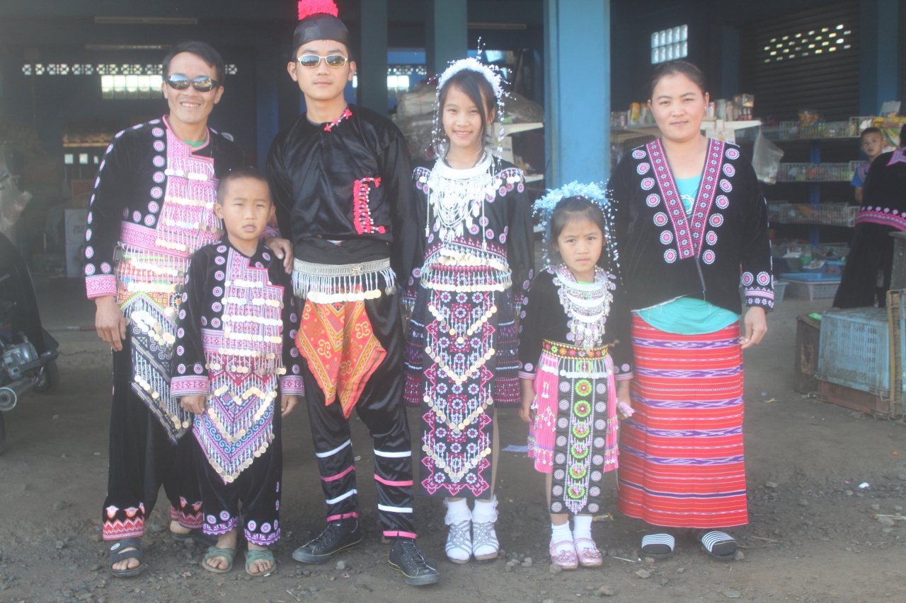 (새해 아침, 몽족 전통 의상을 차려입은 가족. 촬영=윤재훈)