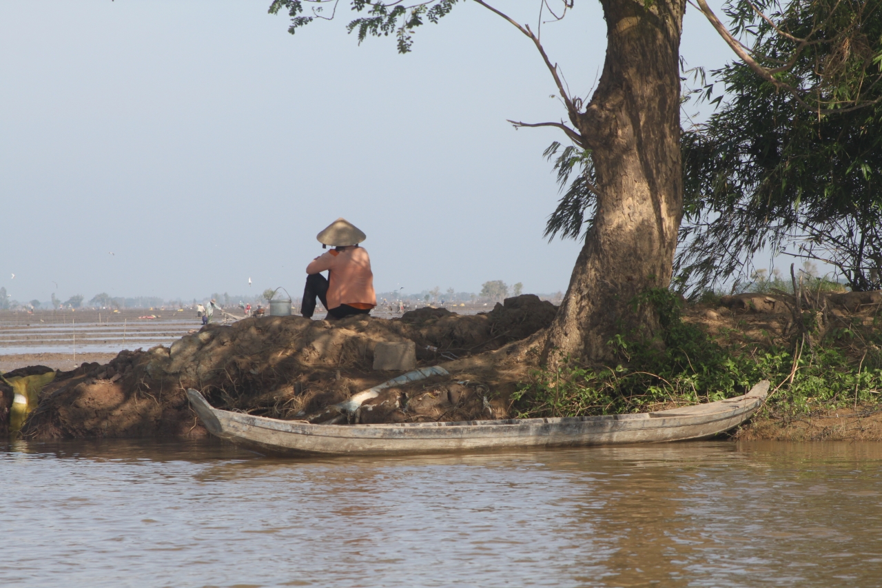 메콩강이 베트남과 캄보디아의 경계를 나누는 쩌우독 국경에서,망중한를 즐기는 여인