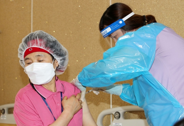 3월 23일 오전 경기도 부천시 가은병원에서 병원 종사자들이 아스트라제네카(AZ) 백신을 맞고 있다. / 사진=뉴시스 제공