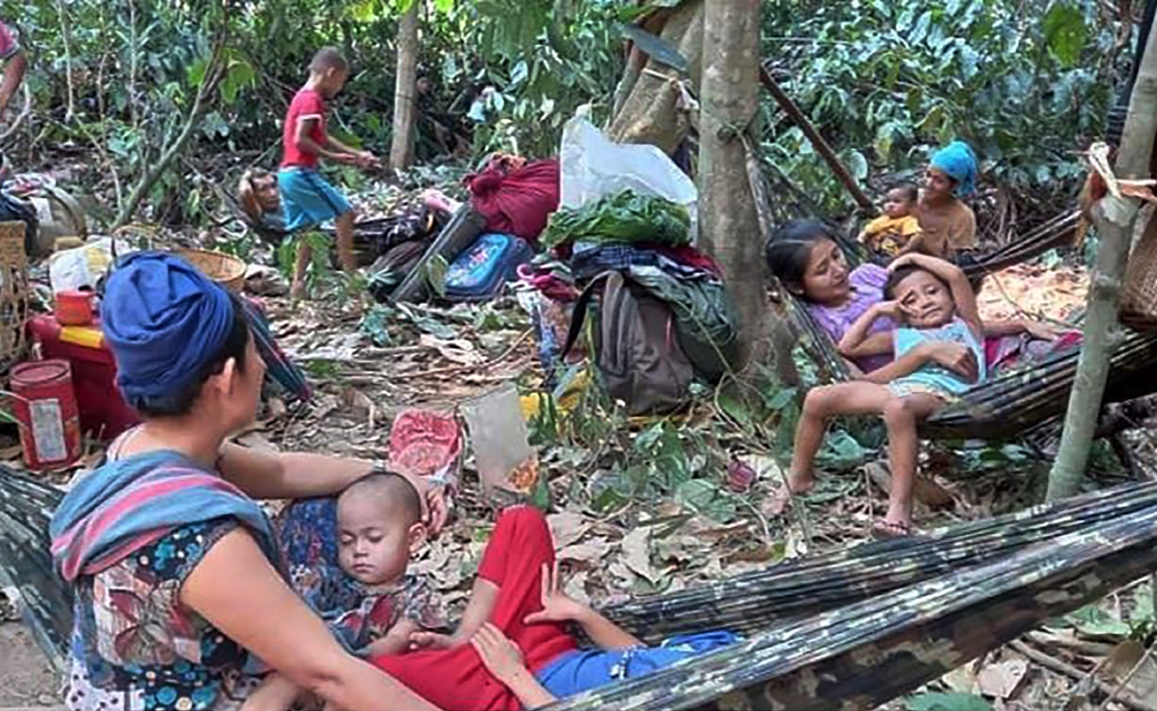 미얀마 카렌 마을 주민들이 카렌주 파푼지구 데부노(Deh Bu Noh) 인근 숲에 모여 미얀마 군부의 공습을 피하고 있다 인도주의 봉사단체 '프리 버마 레인저스'가 제공