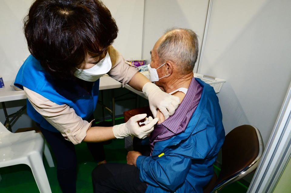 (지난달 14일 경남 남해군 문화체육센터에서 한 의료진이 75세 이상 어르신들을 대상으로 코로나 19 백신을 접종하고 있다. 사진=뉴시스 제공)