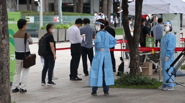 (코로나19 신규 확진자 1316명이 발생한 9일 오전 서울시청 광장에 설치된 임시 선별검사소에서 시민들이 검사를 받기 위해 줄을 서고 있다. 사진=뉴시스 제공)