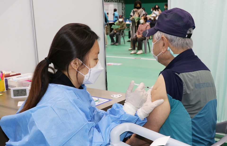 (지난달 9일 충북 옥천군 옥천읍에 사는 한 노인이 접종센터에서 코로나19 백신을 맞고 있다. 사진=뉴시스 제공)