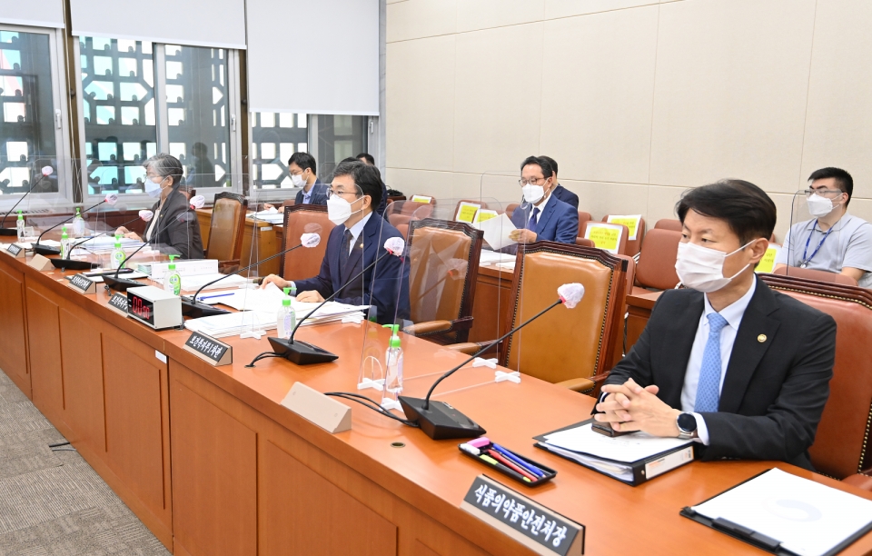 (지난 13일 국회에서 열린 보건복지위원회 전체회의에 김강립(오른쪽) 식품의약품안전처장이 참석했다. 사진=뉴시스)