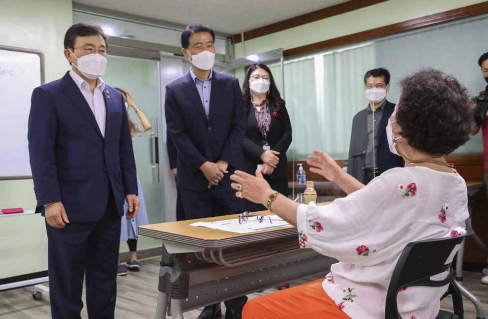 (권덕철 보건복지부 장관이 지난달 18일 서울 성북구노인종합복지관을 방문해 어르신들과 이야기를 나누고 있다. 사진=뉴시스)