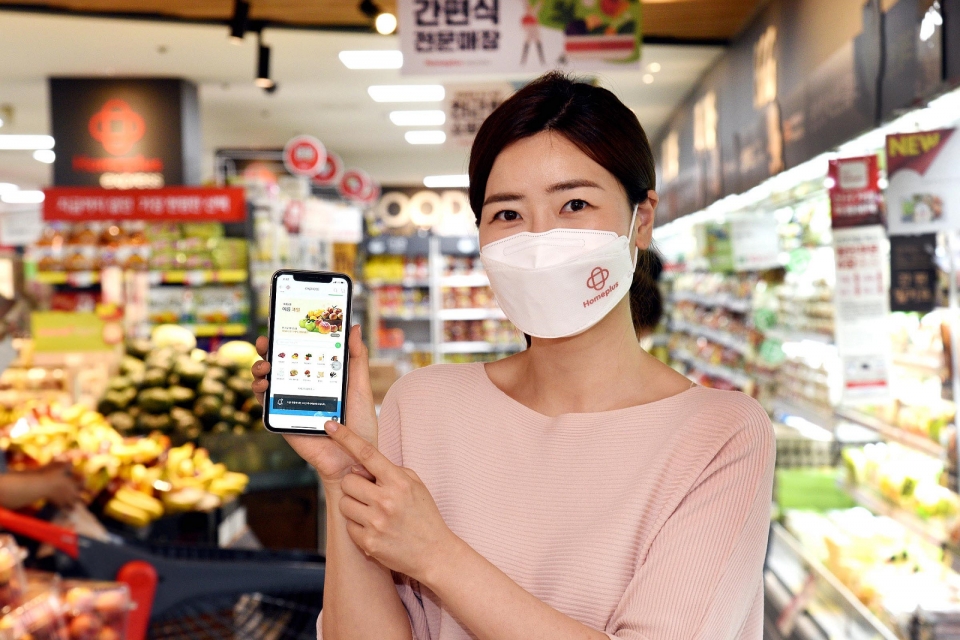 (지난 21일 서울 동작구의 한 대형마트에서 모델이 모바일앱(App) 쇼핑화면을 들어 보이고 있다. 사진=뉴시스 제공)