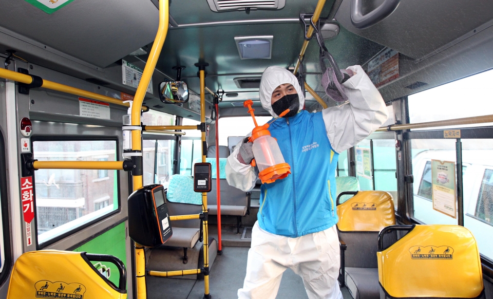 (서울시의 한 마을버스 관계자가 신종 코로나바이러스 감염증(코로나19) 확산을 막기 위해 방역을 하고 있다. 사진=뉴시스 제공)