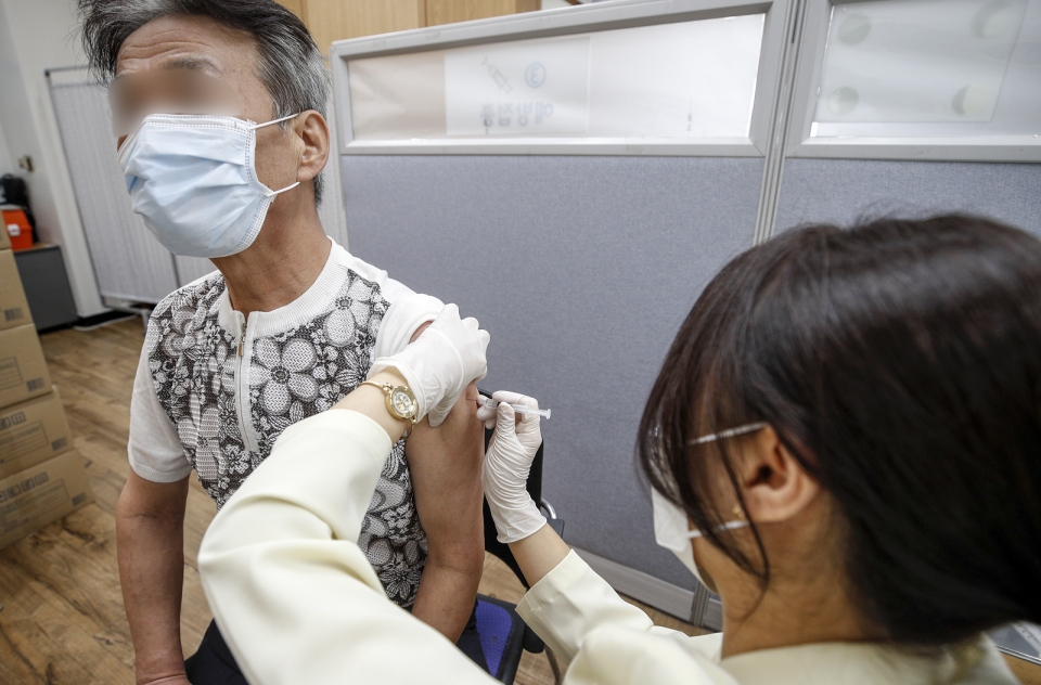 (60~74세 백신 미접종자에 대한 백신 예방접종이 시작된 지난 5일 서울 동작구보건소를 찾은 시민들이 아스트라제네카 백신 접종을 받고 있다. 사진=뉴시스 제공)