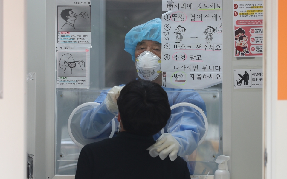 (구로구 대형마트 직원과 가족 7명이 코로나19에 확진된 이후인 지난 10일 서울 구로보건소에 마련된 코로나19 선별진료소에서 한 시민이 검사를 받고 있다. 사진=뉴시스 제공)