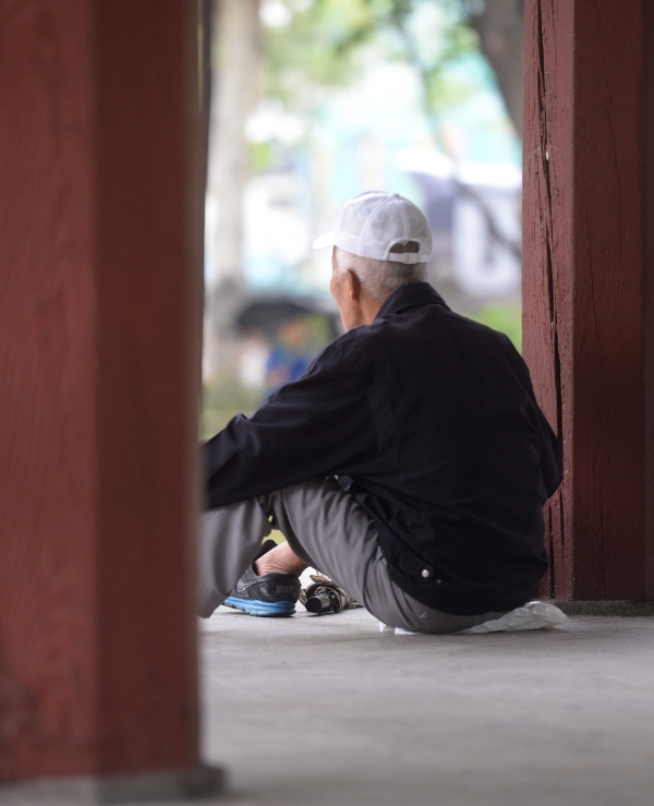 (노인의 날 서울 종로구 탑골공원에서 한 어르신이 시간을 보내고 있다. 자료사진=뉴시스 제공)