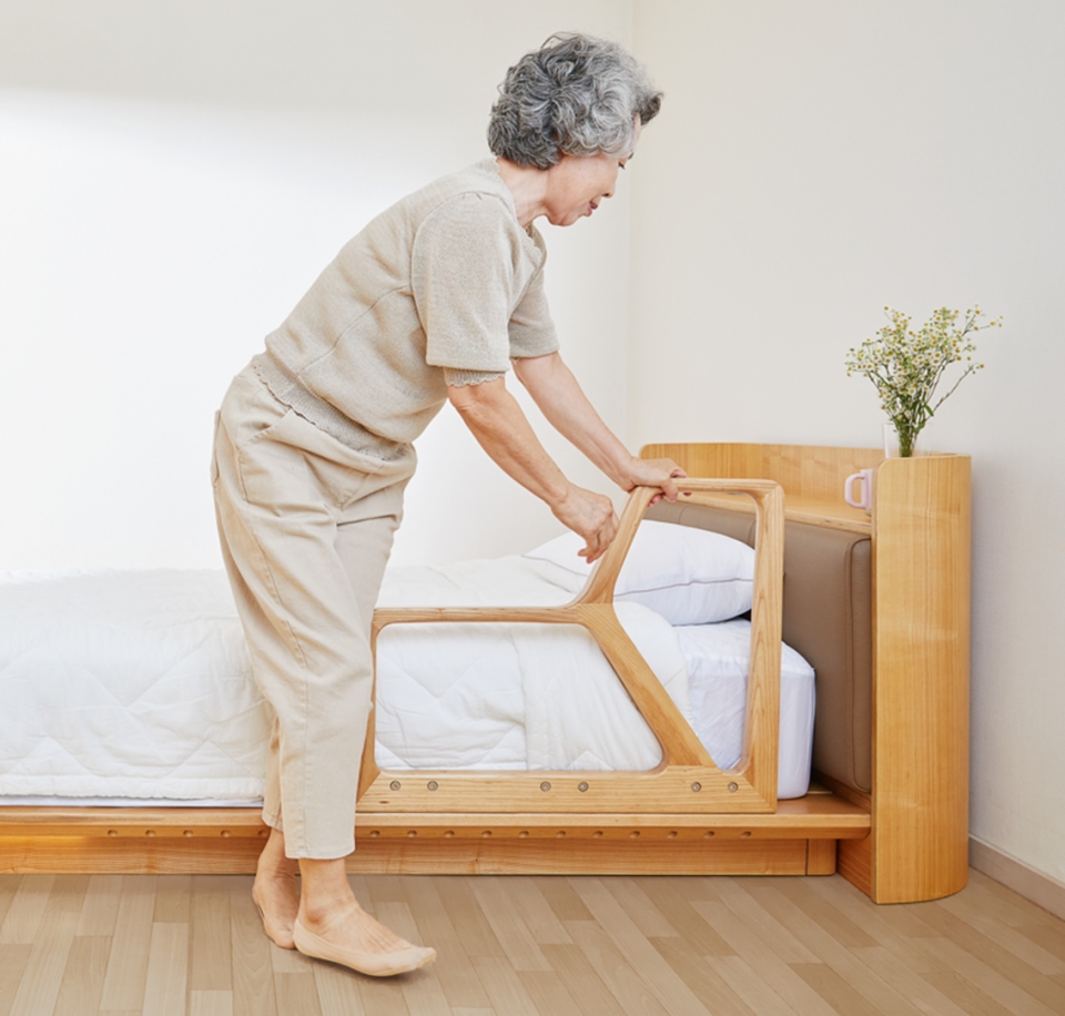 (서울시가 어르신의 신체적 특성을 고려해 일상에서 안전하게 이용 가능한 침대와 소파 디자인을 담은 ‘유니버설디자인 가구 가이드북’을 발간했다. 사진=서울시 제공)