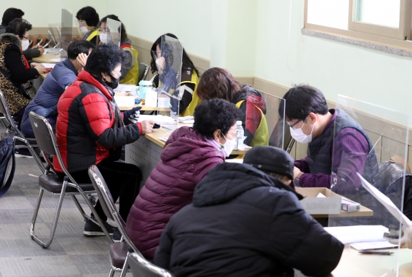 일 오전 인천시 부평구 노인인력개발센터에서 열린 '노인일자리 및 사회활동 지원사업'에 참여 모집에 일자리