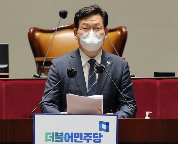 송영길 더불어민주당 대표가 6일 오후 서울 여의도 국회에서 열린 정책의원총회에서 모두발언 하고 있다.
