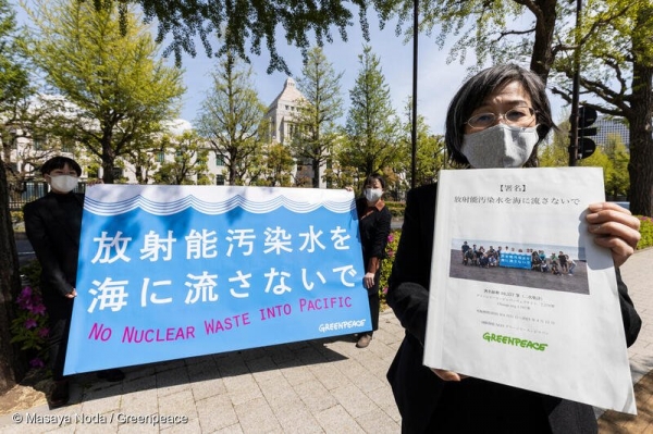 (후쿠시마 오염수 방류 반대하는 전세계 183,754건의 청원을 일본 경제산업성에 제출하고, ‘후쿠시마 방사성 오염수를 해양에 방류하지 마시오’라는 배너를 들고있는 활동가. 사진=그린피스 제공)<br>