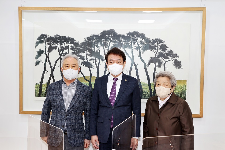 기념 촬영하고 있는 손수춘 씨(78·왼쪽), 장옥순 씨(86·오른쪽),  김병우 충북교육감(가운데) / 사진=뉴시스 제공