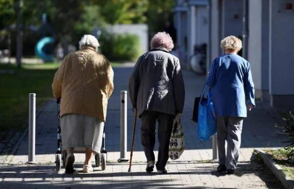 (쓸쓸해 보이는 중국 노인들의 뒷 모습. 사진=중국 바이두)