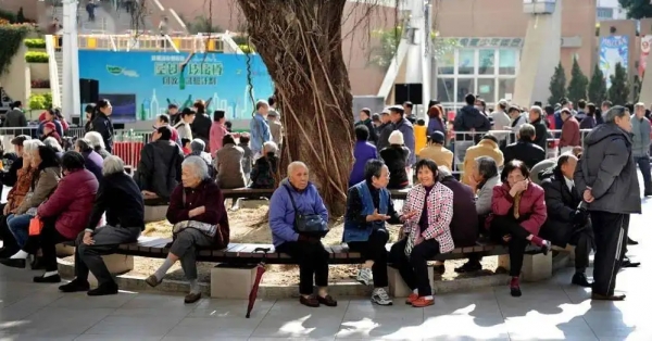 (중국의 한 도시에 있는 공원에서 노인들이 모여서 쉬고 있는 모습. 사진=중국 바이두)