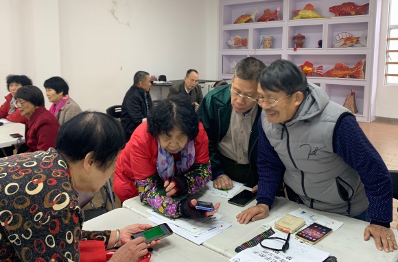 (중국 노인들이 문화센터에서 스마트폰 사용법을 배우고 있는 모습. 사진=중국 바이두)