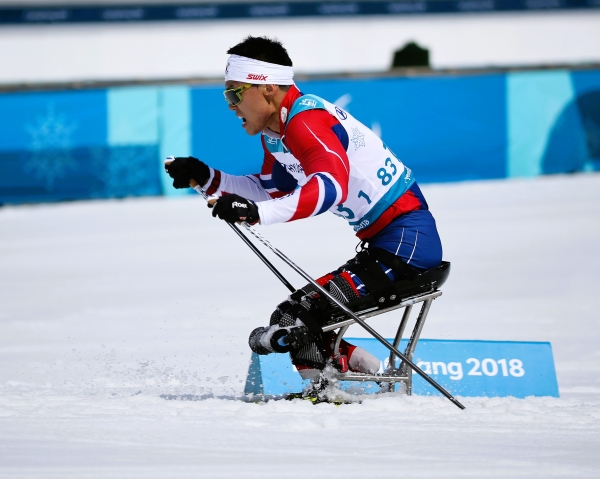 (2018 패럴림픽에서 신의현 선수가 휠라인 휠체어를 타고 크로스컨트리 스키 금메달을 향해 질주하는 모습. 사진=뉴시스 제공)