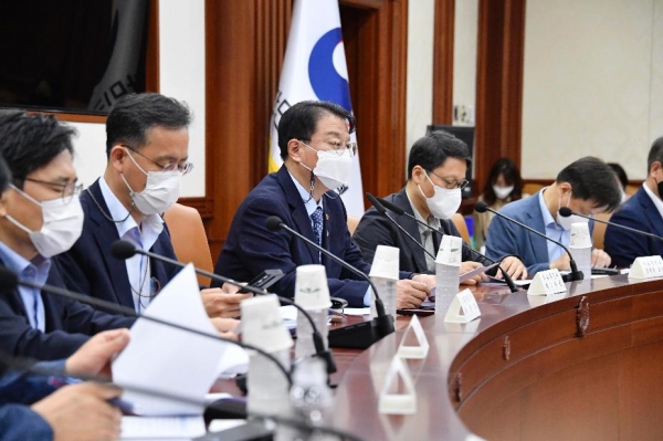 방기선 기획재정부 차관이 6월 24일 서울 종로구 정부서울청사에서 열린 '인구위기대응 TF'를 주재, 모두발언을 하고 있다.