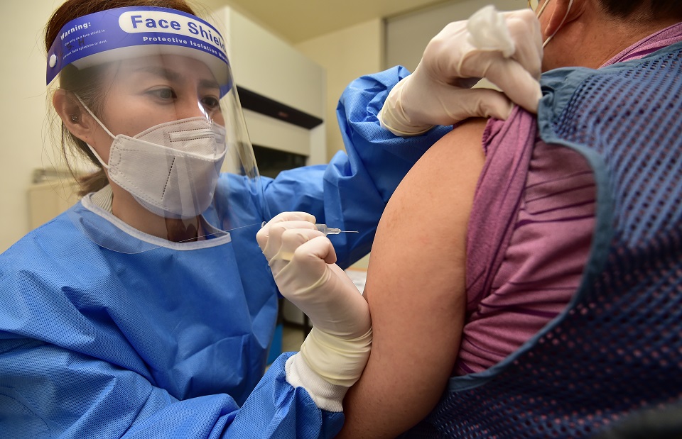 50대 연령층에 대한 코로나19 4차 백신 접종이 시작된 18일 오전 대구 수성구 한 병원에서 시민이 백신 접종을 받고 있다. / 사진=뉴시스 제공