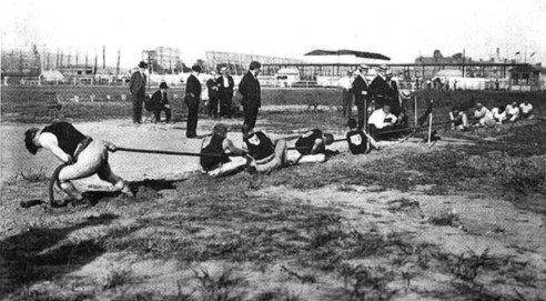 1904년 미국 세인트루이스에서 열린 하계 올림픽에서 치러진 줄다리기 경기 모습.