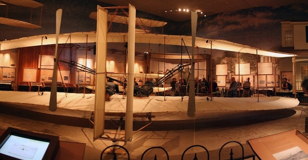 미국 워싱턴 DC에 있는 스미소니언 항공우주박물관에 전시된 라이트 형제의 비행기. 1903년에 제작된 ‘라이트 플라이어-1’ 실물이다. (스미소니언 국립 항공우주박물관)<br>