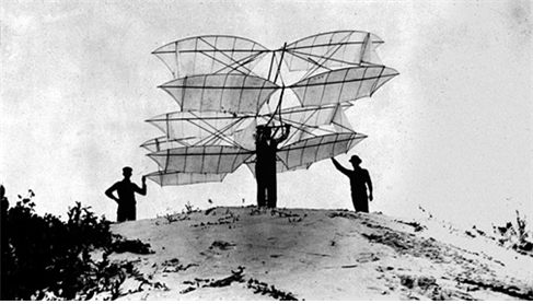 글라이더 연구가 옥타브 사뉴트의 디자인 중 하나인 12날개 글라이더가 미국 대서양 해변의 밀러비치 모래언덕에서 활공을 준비하고 있다(1896년). 라이트 형제는 샤누트의 글라이더 설계를 항공기 동체의 기본설계로 채택하여 연구를 시작했다.