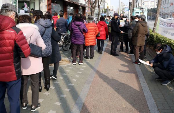 일자리를 구하기 위해 인천시 부평구 노인인력개발센터 앞에서 줄 서있는 노인들/사진=뉴시스 제공