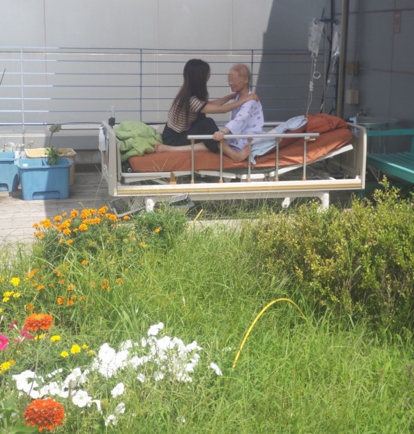(인천성모병원 호스피스 병동 옥상에 작은 정원, 볕이 좋은 날 침대째 옮겨서 가족들과의 시간을 갖도록 하고 있다. 사진=박중철 교수 제공)