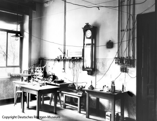 뢴트겐이 X-선을 발견하던 당시 뷔르츠부르크 대학 연구실 모습. (1896년)