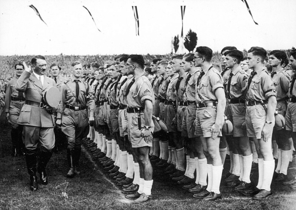 유럽을 광란의 전쟁으로 몰아넣은 히틀러가 1935년 뉘른베르크 랠이에서 제복을 입은 청년단(히틀러유겐트) 부대를 사열하고 있다. (폴란드 국립디지털 아카이브)<br>