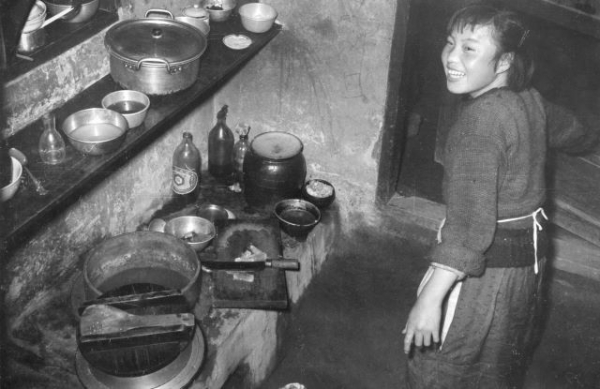 부엌에서 음식 준비하는 모습(1950년대), 사진=임인식 제공<br>