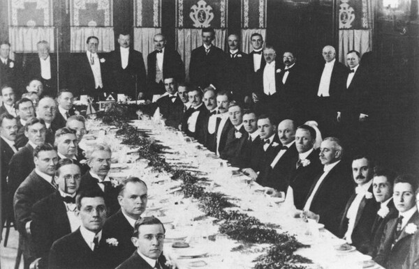 1915년 전미 라디오엔지니어협회의 두 번째 연회에 참석 중인 테슬라(뒤쪽 서 있는 줄 오른쪽에서 7번째). 전파 산업이 급성장하면서 당시 전기전자엔지니어협회의 라디오분과는 별도의 협회로 분리되었다. 퍼블릭도메인