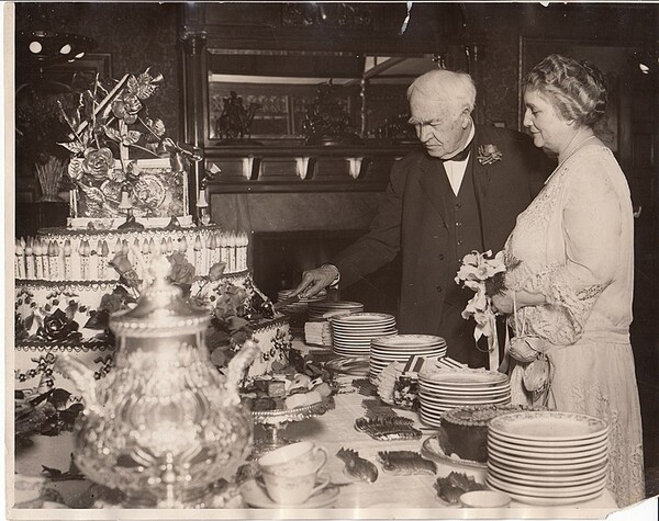 토머스 에디슨이 80회 생일에 부인 미나 밀러와 함께 축하케이크를 자르고 있다(1927). 이 생일 이후 에디슨은 노환상태로 들어가 4년 뒤에 세상을 떠났다. 퍼블릭 도메인