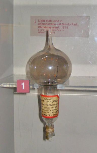 에디슨이 발명하여 멘로파크에서 최초로 불을 밝힌 백열전구 1호. 에디슨박물관 소장. wiki=GDFL 공개사진