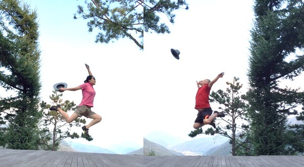 자전거 여행 중 부인과 함께 하늘을 날으는 멋진 포즈. 사진=김남현 제공