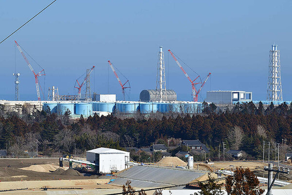 오염수 탱크 너머로 보이는 후쿠시마 제1원전 1~4호기(왼쪽부터)와 사진 아래쪽은 중간 저장시설의 컨베이어벨트와 오염토 저장시설이 보인다. ©Ryohei Kataoka/Greenpeace